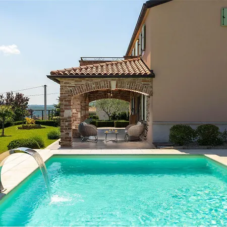Vakantiehuis Atemberaubende Mit Herrlichem Panoramablick, Privatpool, Kinderschaukel, Bbq