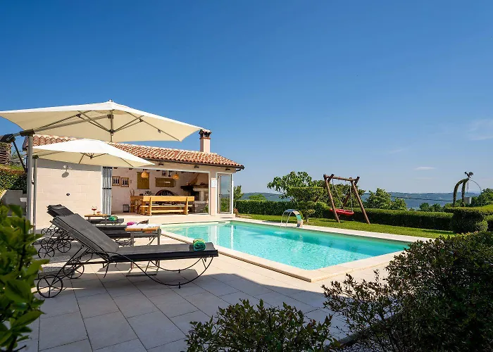 Atemberaubende Mit Herrlichem Panoramablick, Privatpool, Kinderschaukel, Bbq