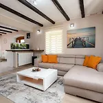 Dom wakacyjny Atemberaubende Mit Herrlichem Panoramablick, Privatpool, Kinderschaukel, Bbq *