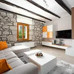 Atemberaubende Mit Herrlichem Panoramablick, Privatpool, Kinderschaukel, Bbq Vižinada