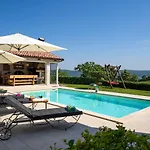 Dom wakacyjny Atemberaubende Mit Herrlichem Panoramablick, Privatpool, Kinderschaukel, Bbq