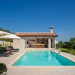 Dom wakacyjny Atemberaubende Mit Herrlichem Panoramablick, Privatpool, Kinderschaukel, Bbq Vižinada