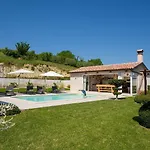 Dom wakacyjny Atemberaubende Mit Herrlichem Panoramablick, Privatpool, Kinderschaukel, Bbq Vižinada