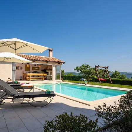 Atemberaubende Mit Herrlichem Panoramablick, Privatpool, Kinderschaukel, Bbq